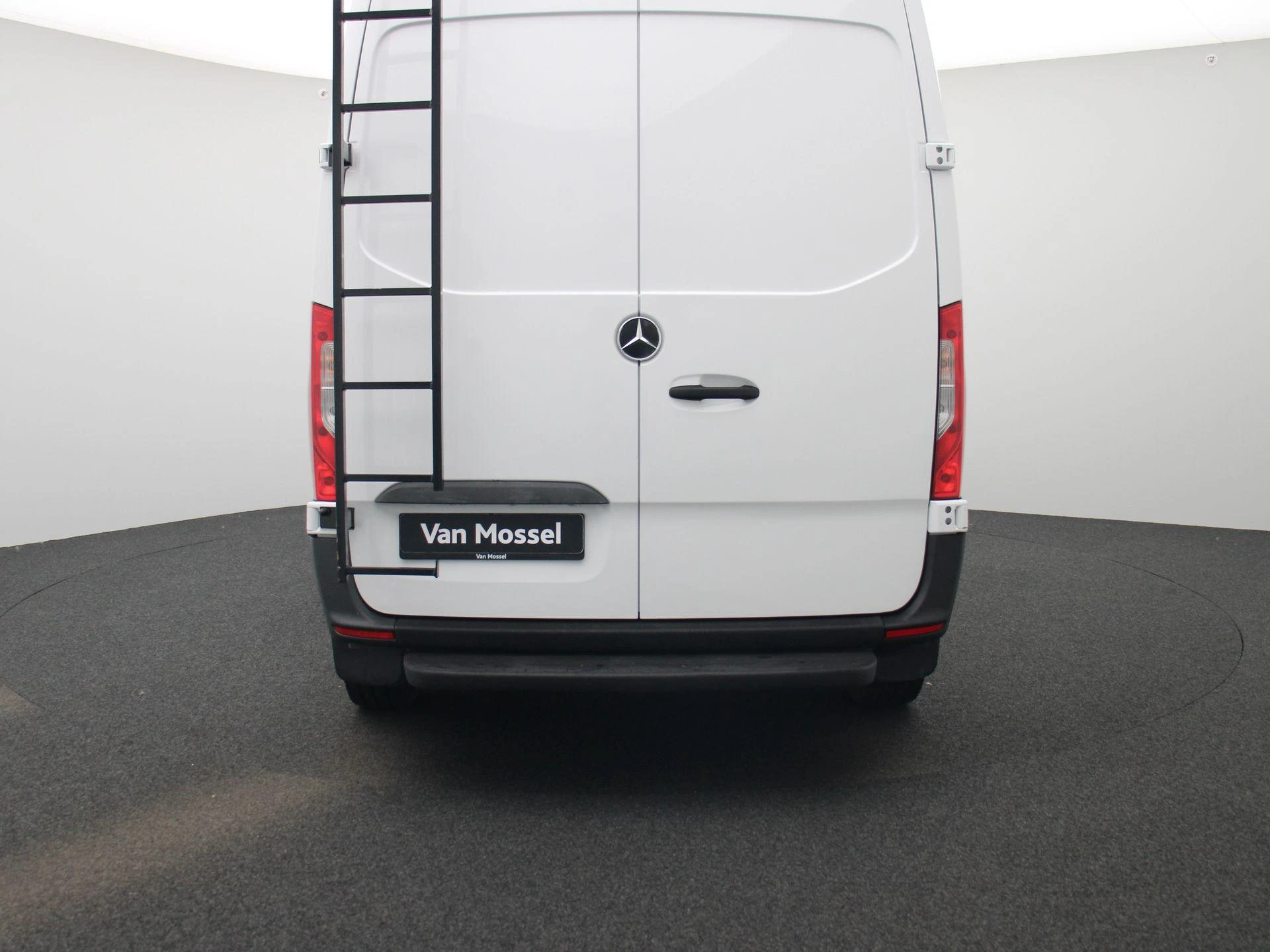 Mercedes-Benz-Sprinter-image-4
