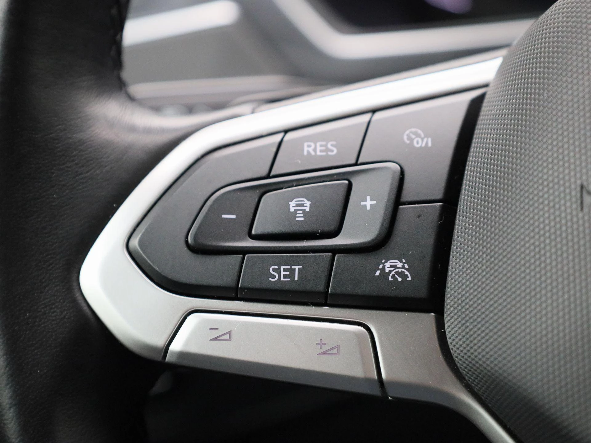 Volkswagen-Tiguan-image-18