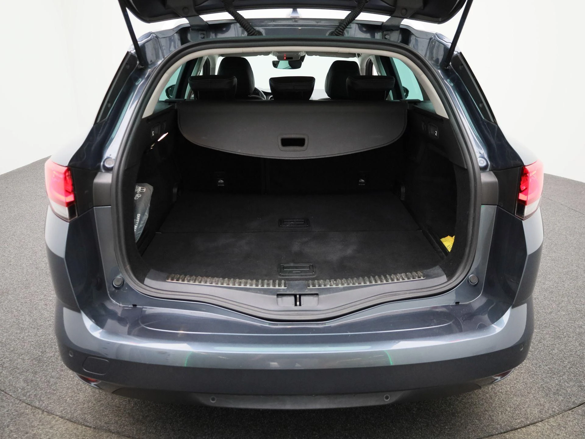 Renault-Mégane Grand Tour-image-12