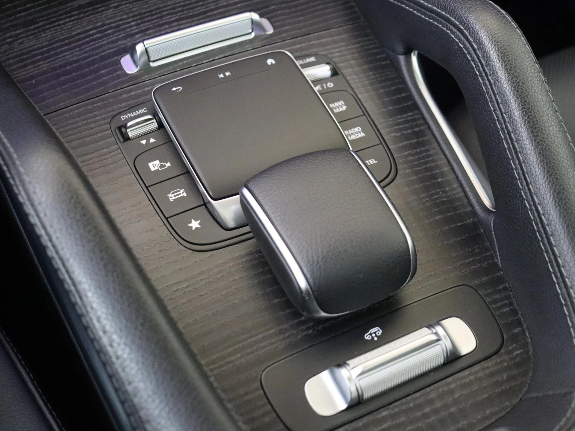 Mercedes-Benz-GLE-image-25