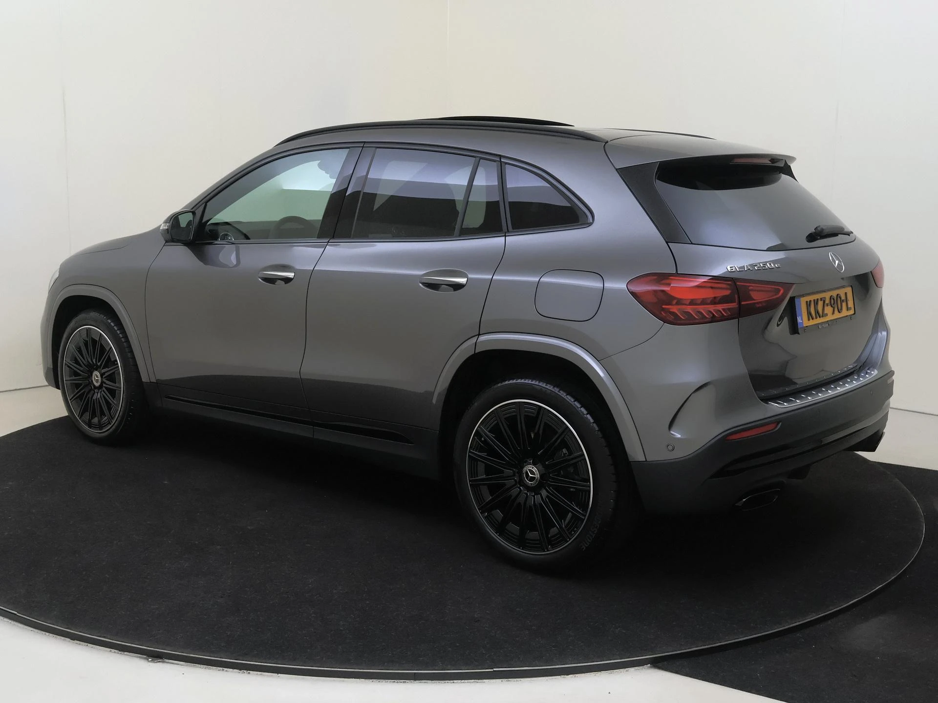 Mercedes-Benz-GLA-image-2