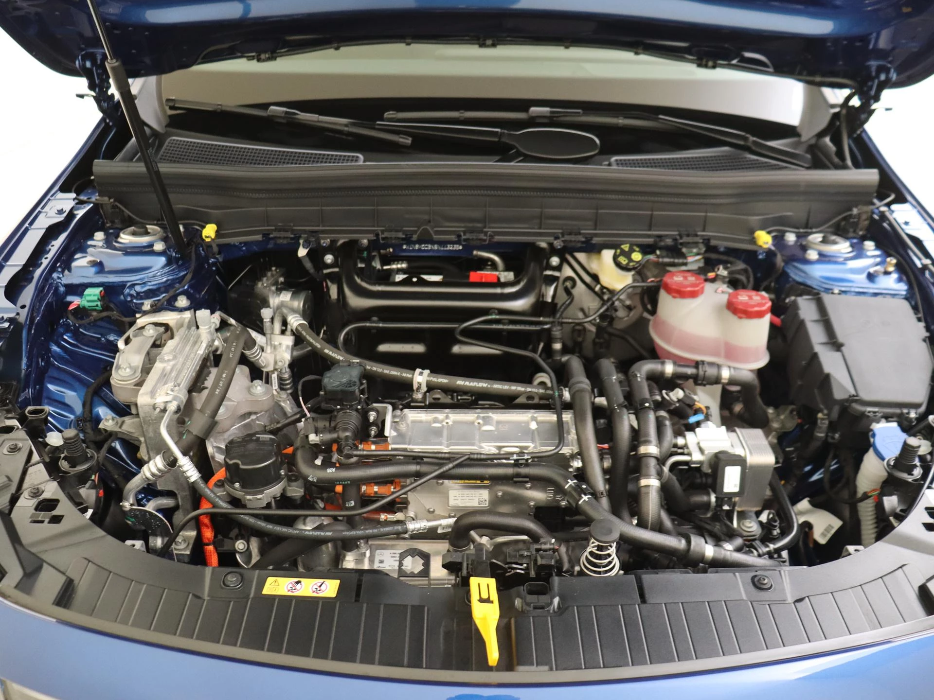 Mercedes-Benz-EQB-image-2