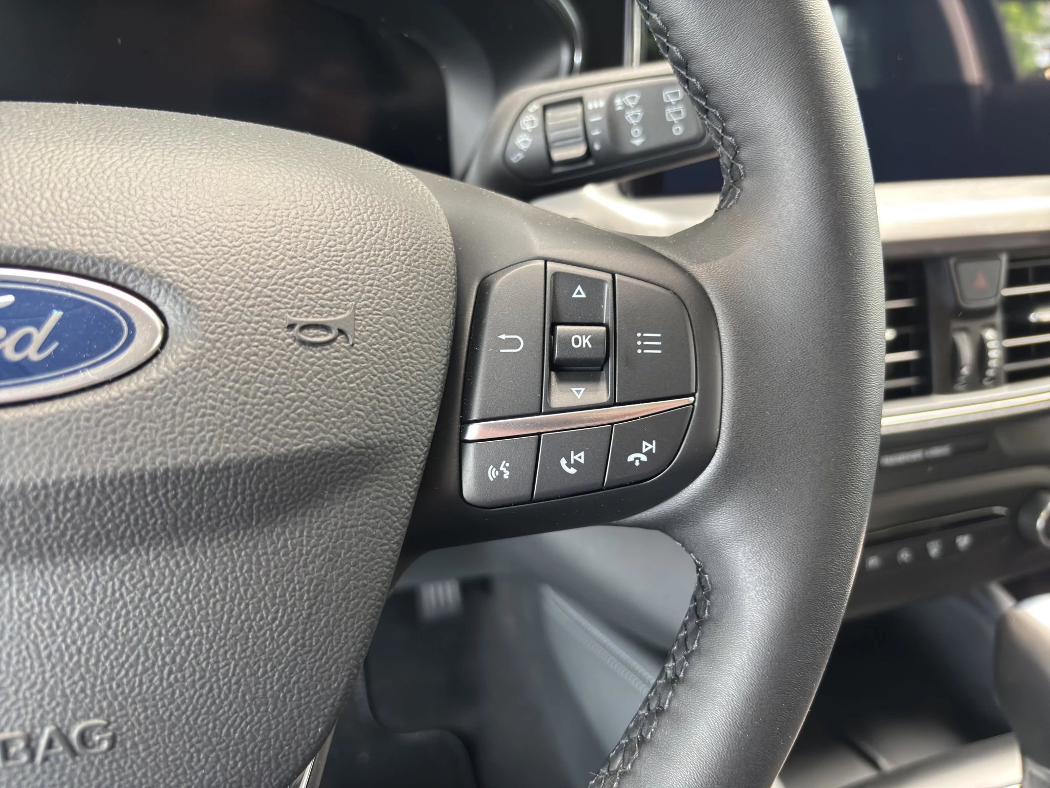Ford Focus Titanium X Limousine Automatik & Panoramadach *HEZ Aktion*