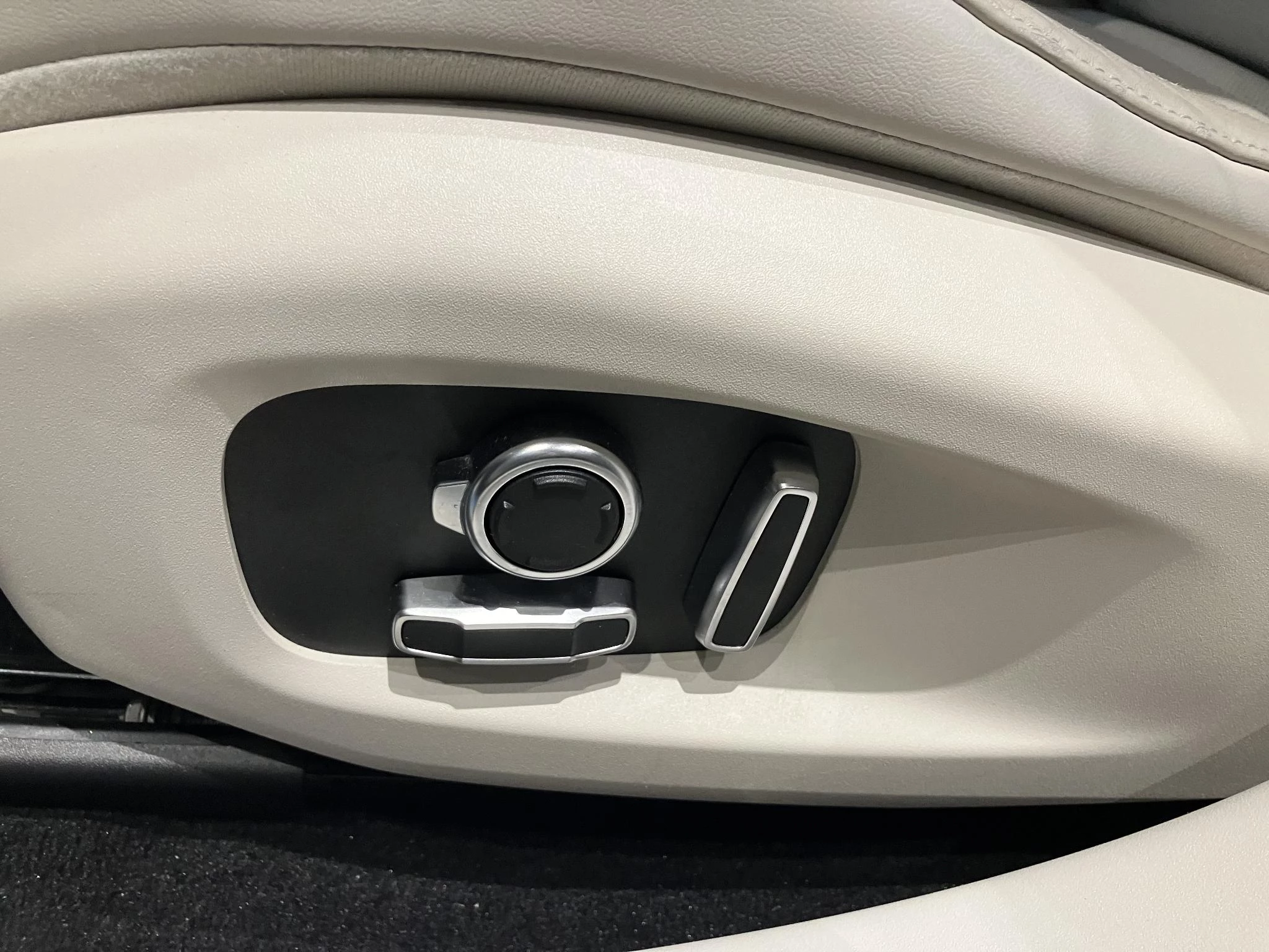 Jaguar-I-PACE-image-8