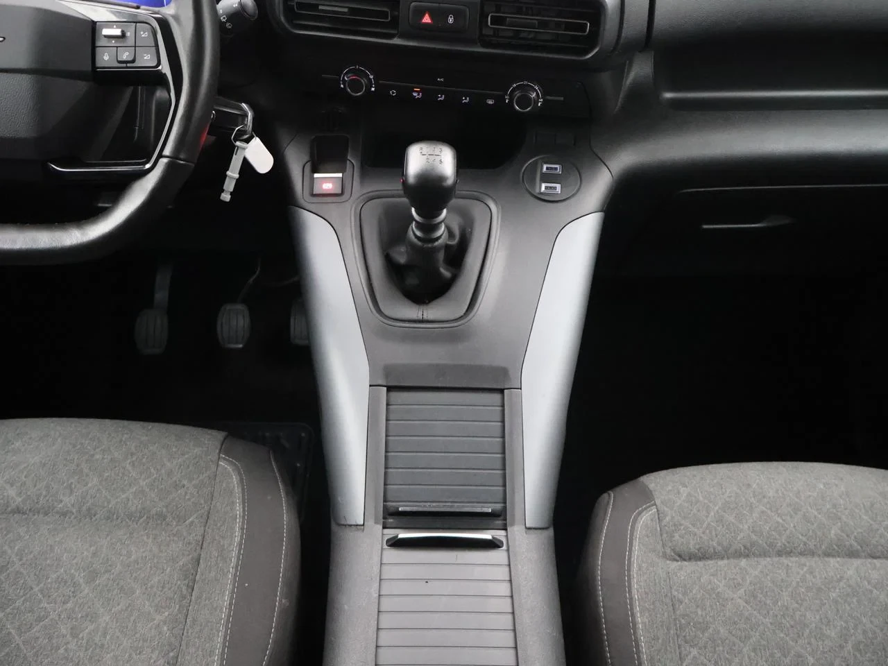 Opel-Combo Life-image-25