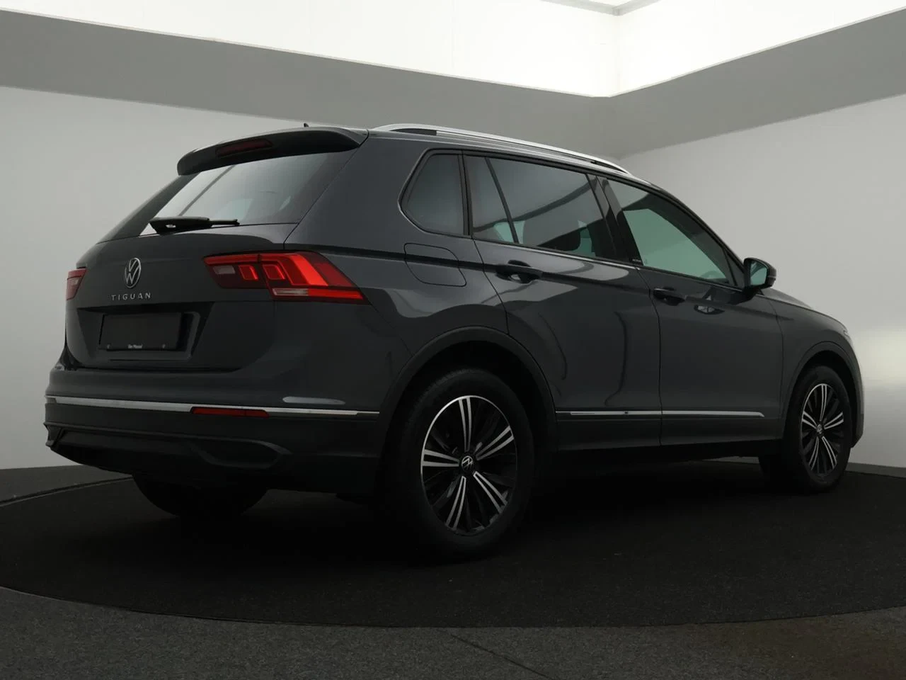 Volkswagen-Tiguan-image-6