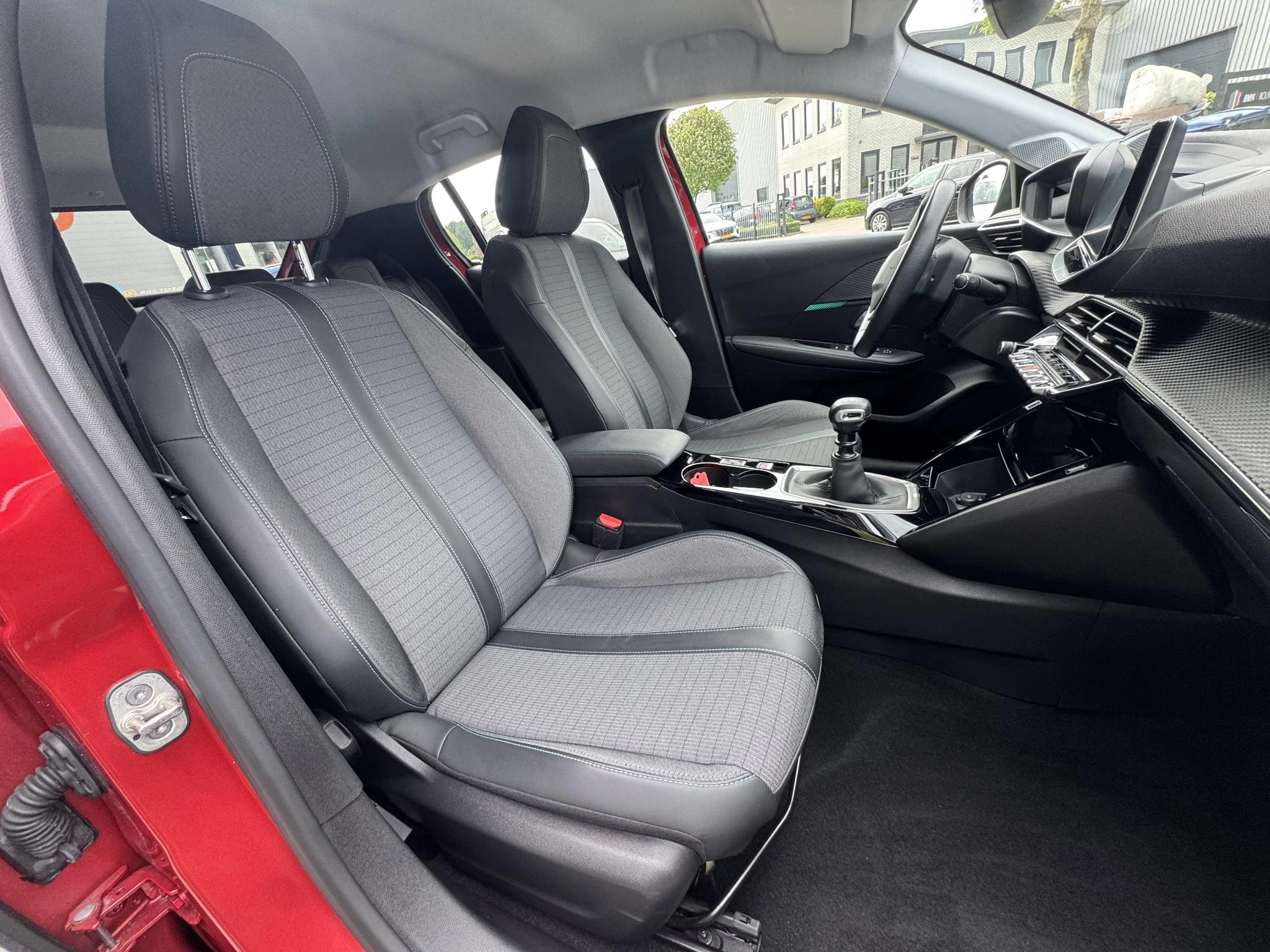 Peugeot-208-image-12
