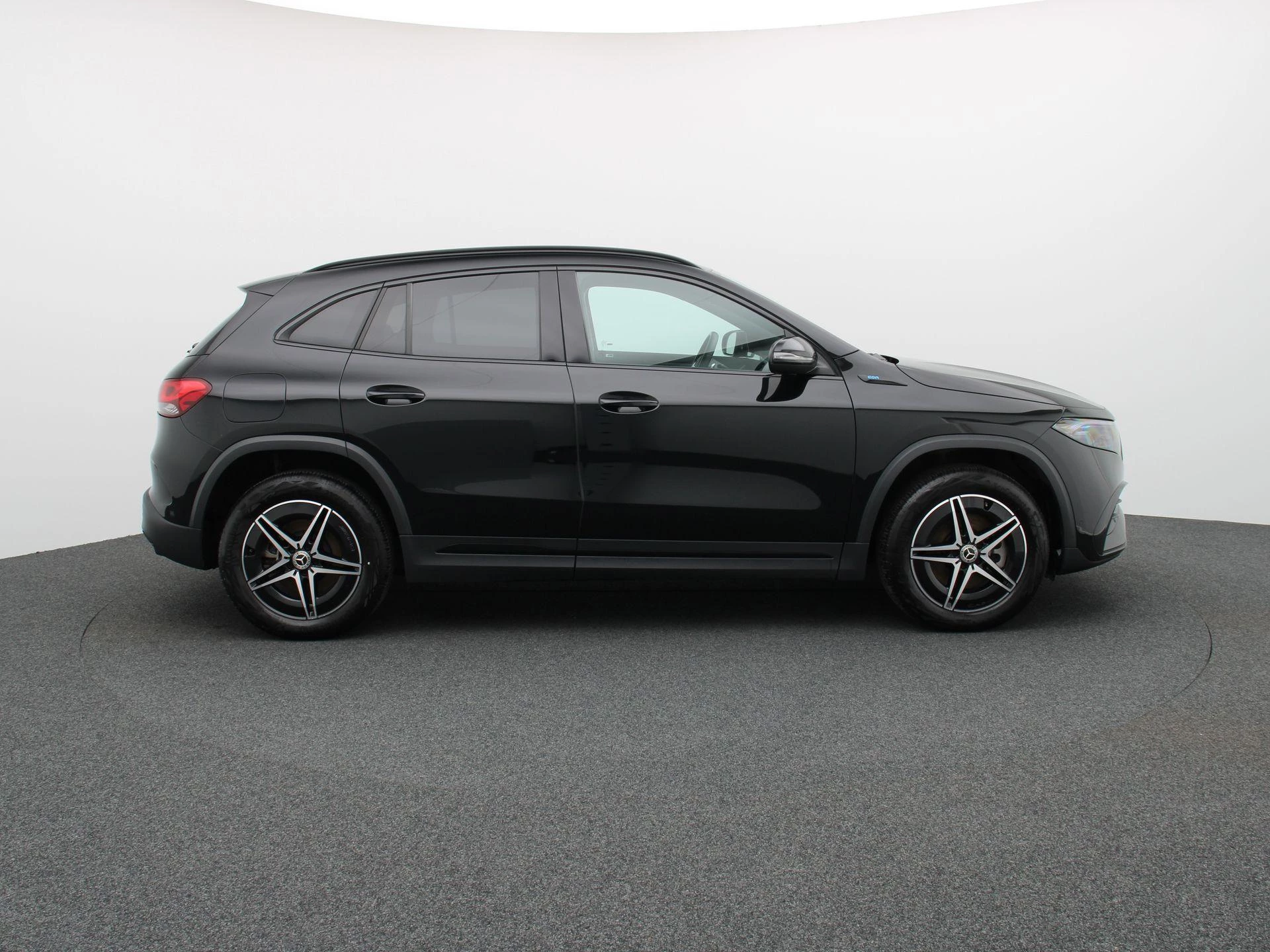 Mercedes-Benz EQA 250 AMG Line + PANORAMISCH DAK + NIGHTPAKKET +