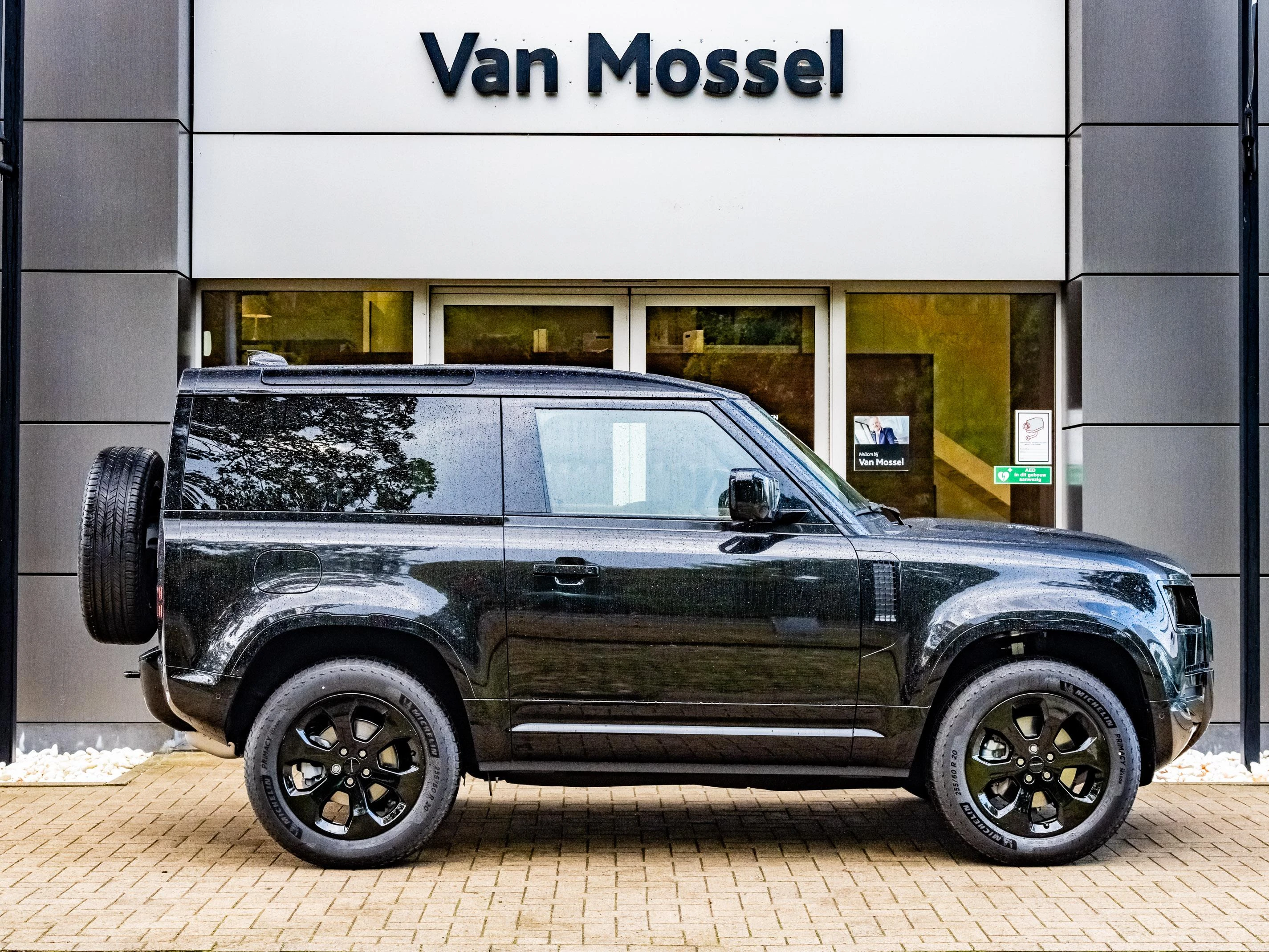 Land Rover-Defender-image-6