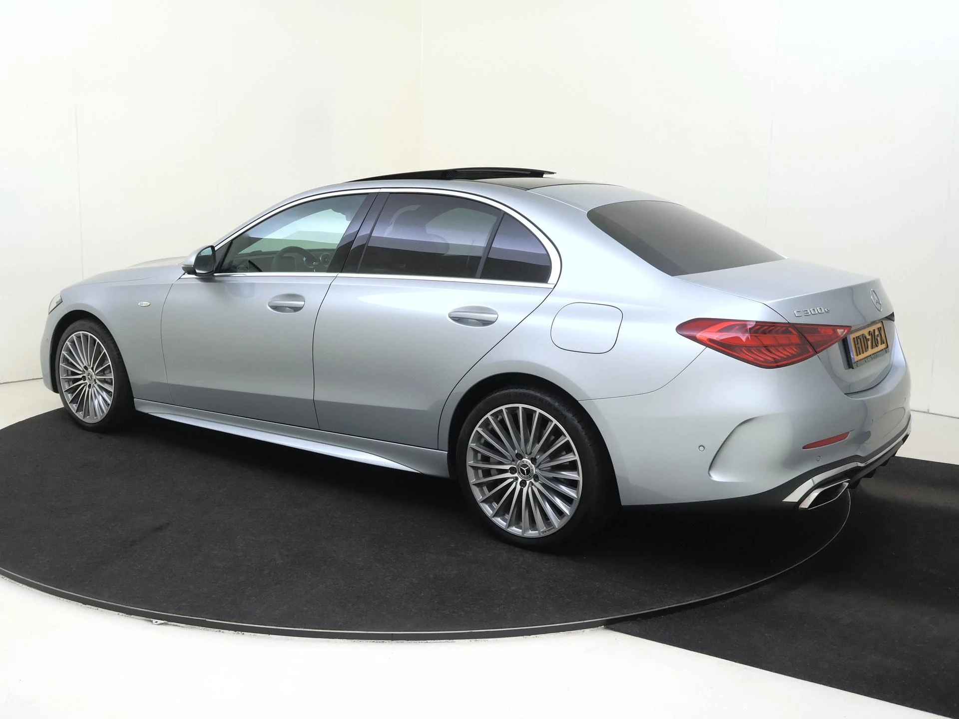 Mercedes-Benz-C-Klasse-image-2