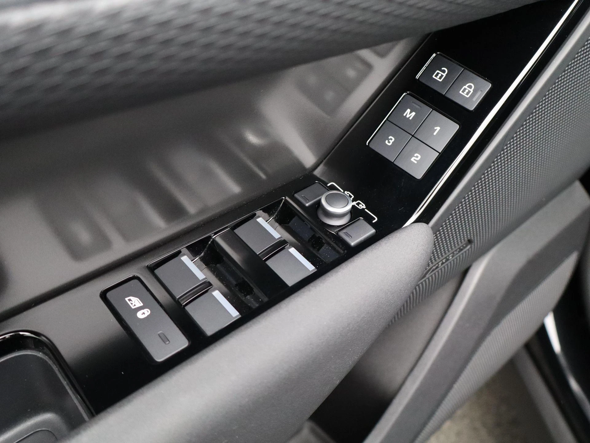 Land Rover-Range Rover Velar-image-27
