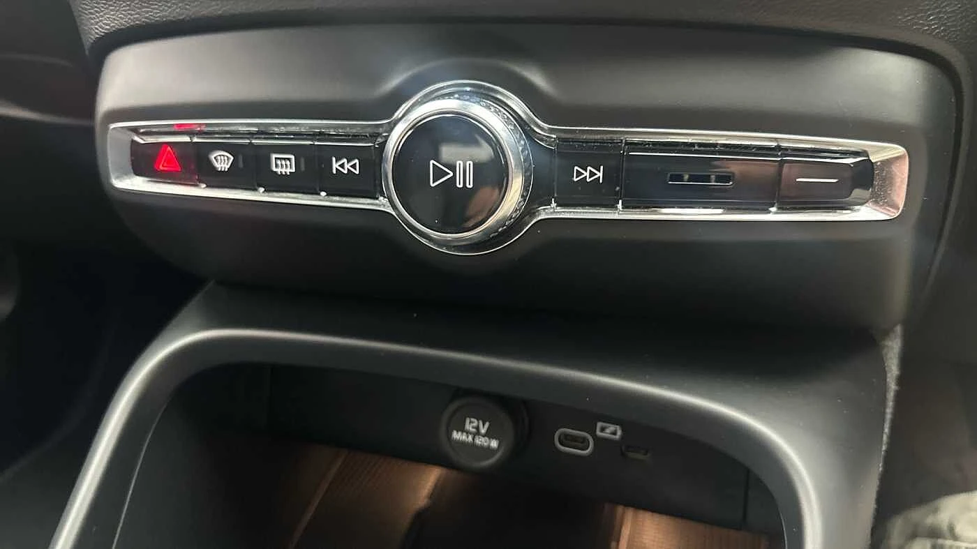 Volvo-EX40-image-28
