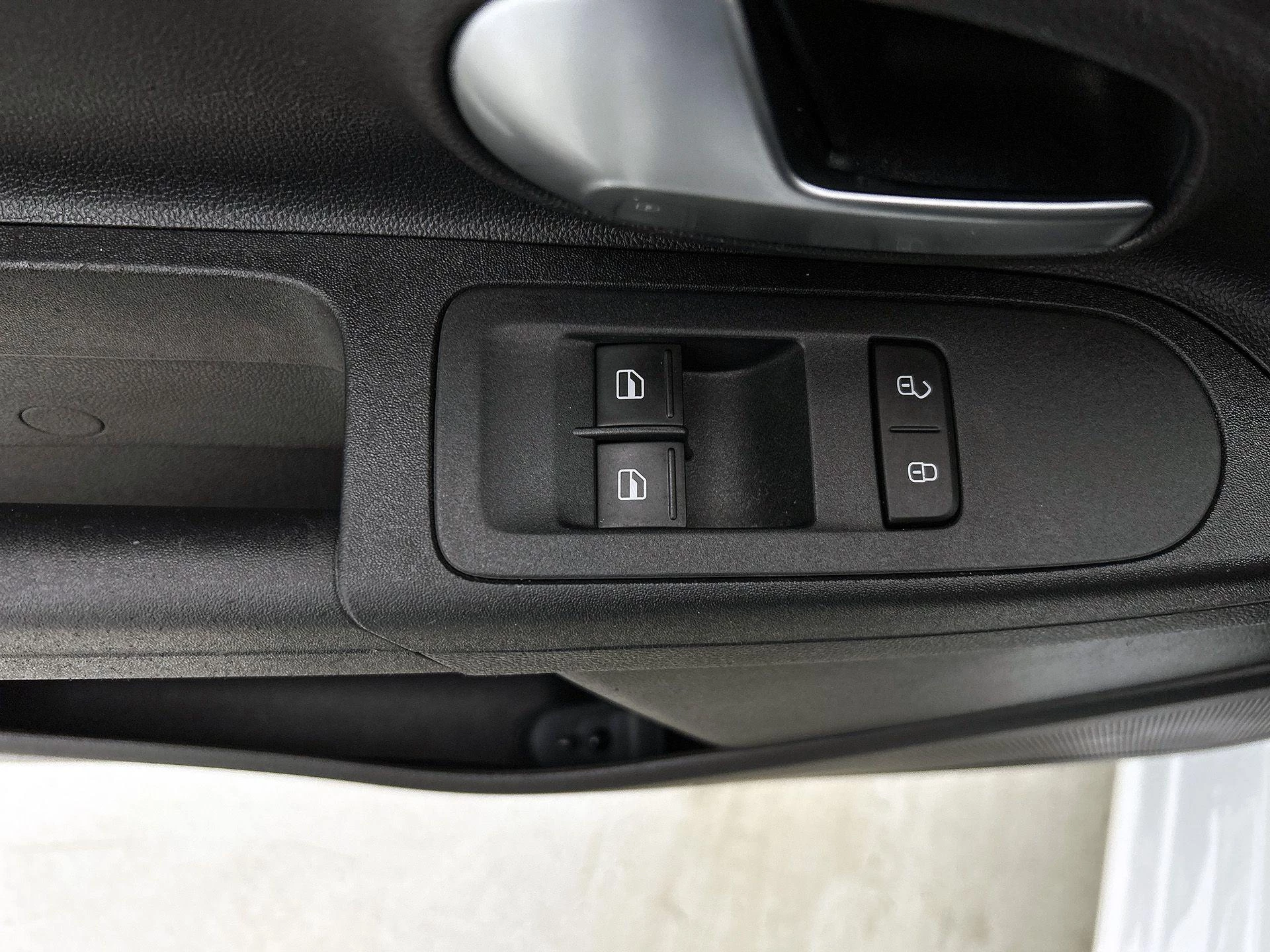 Volkswagen-up!-image-27