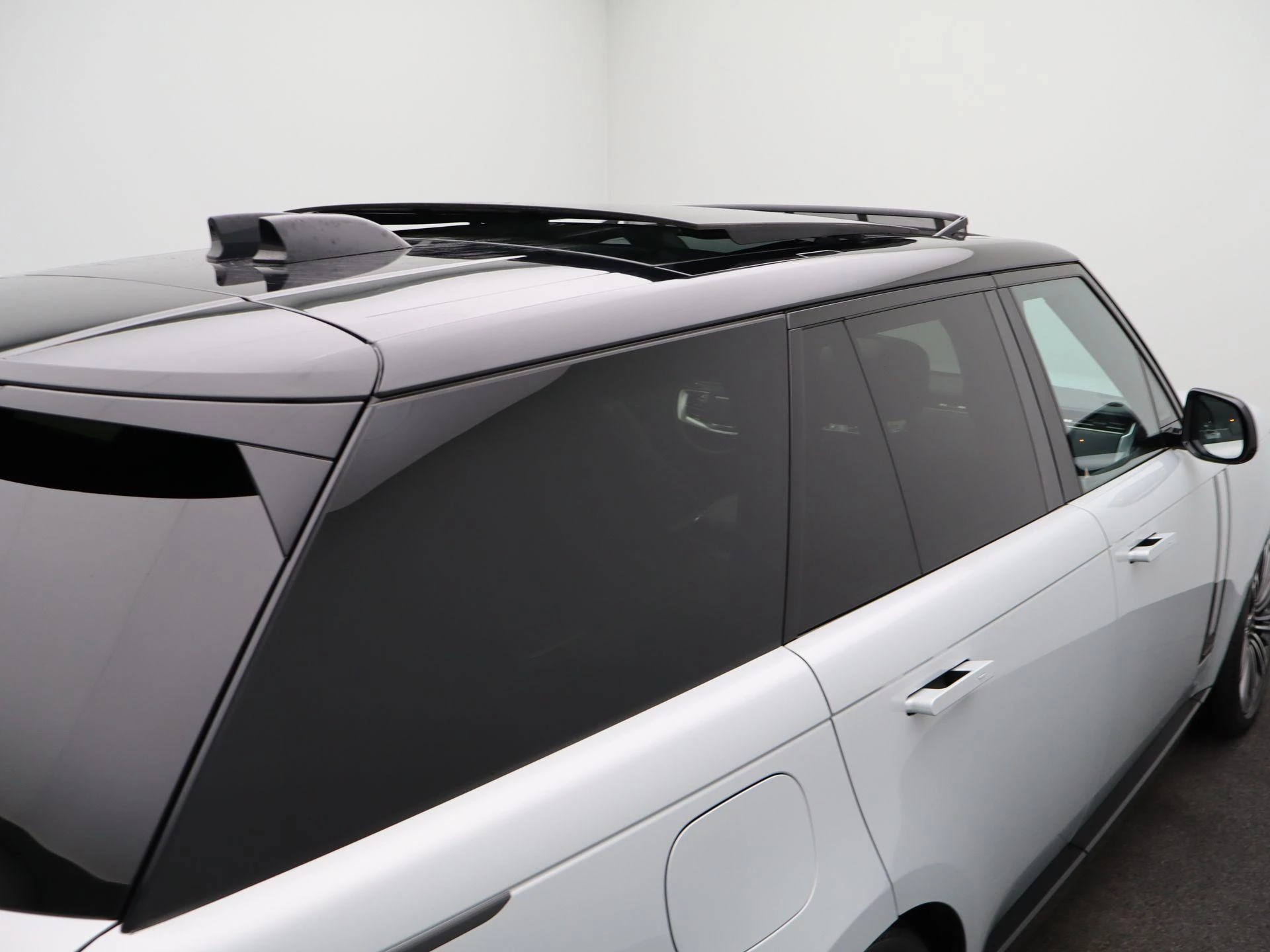 Land Rover-Range Rover-image-50