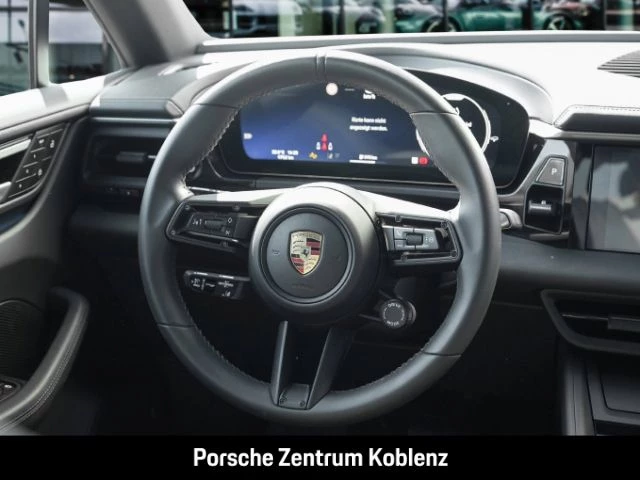 Porsche Macan 4 -