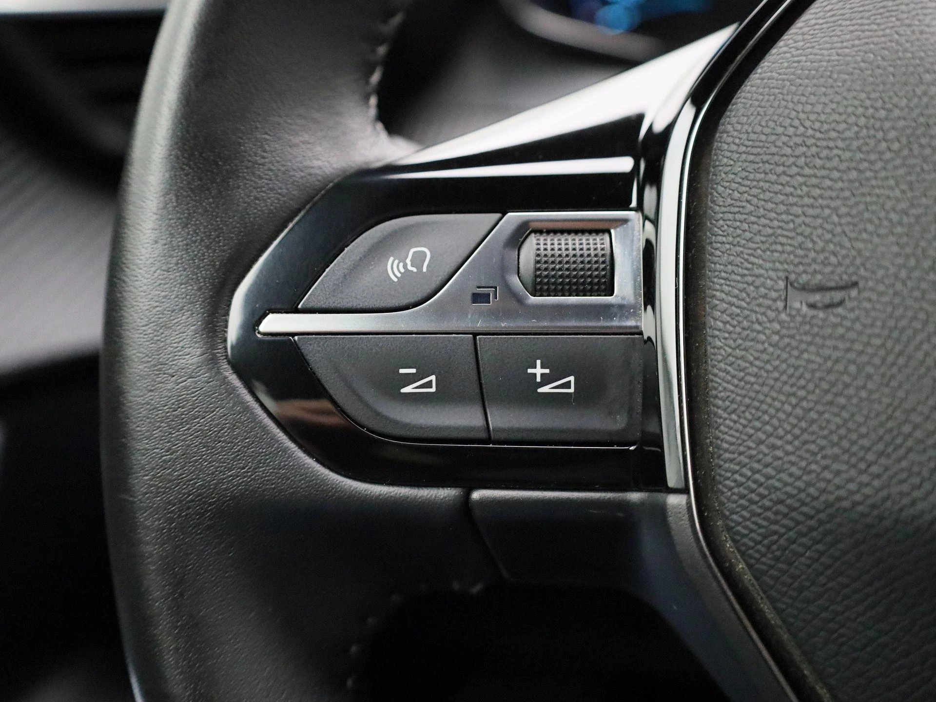 Peugeot-e-2008-image-19