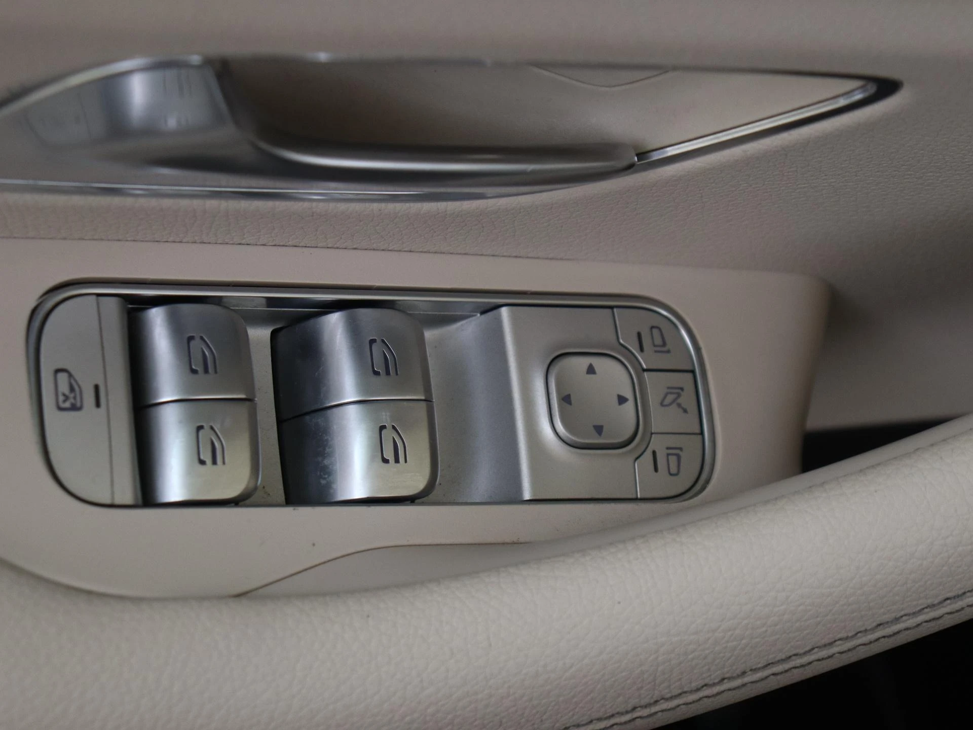 Mercedes-Benz-GLE-image-27