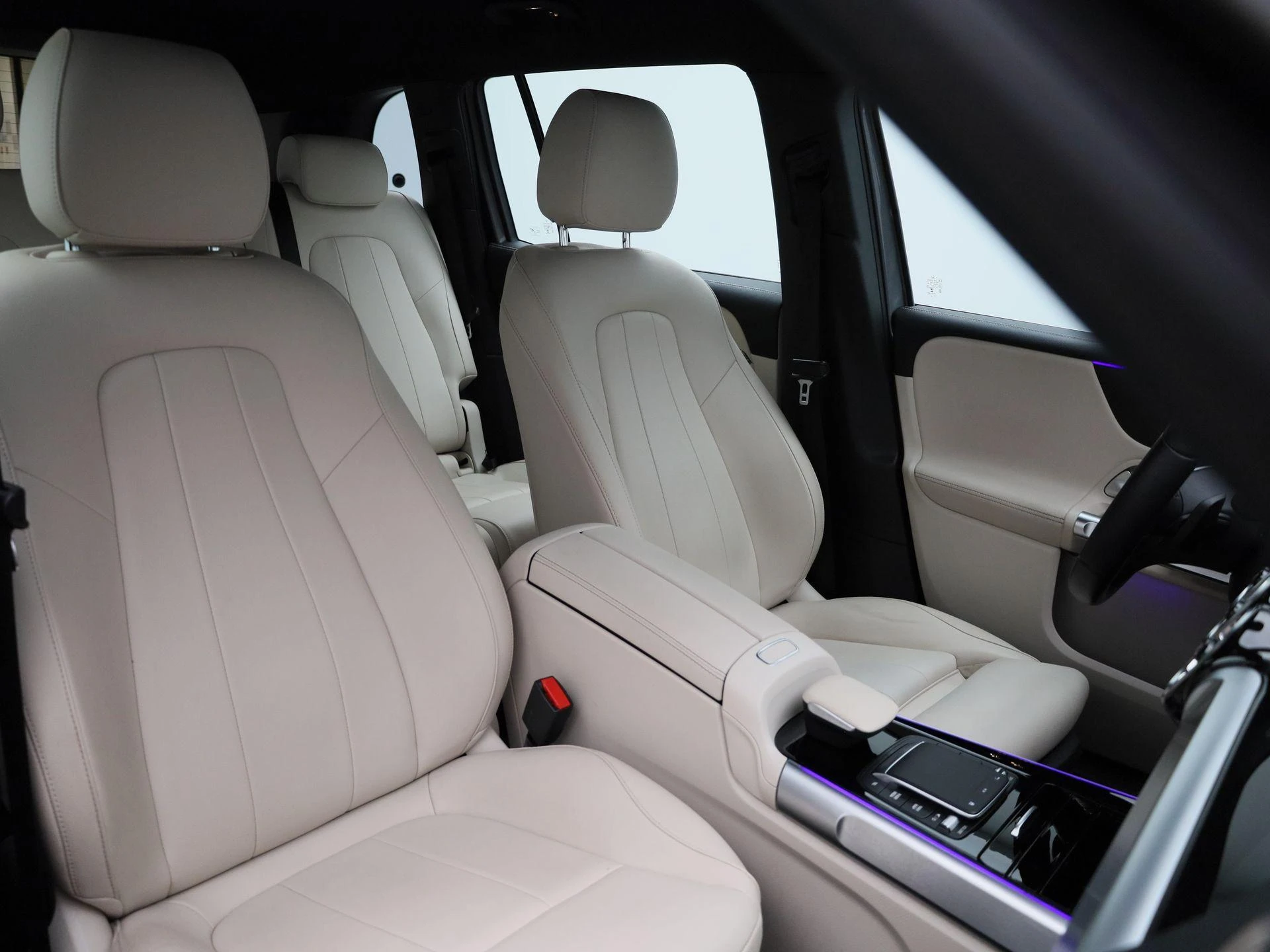 Mercedes-Benz-EQB-image-40