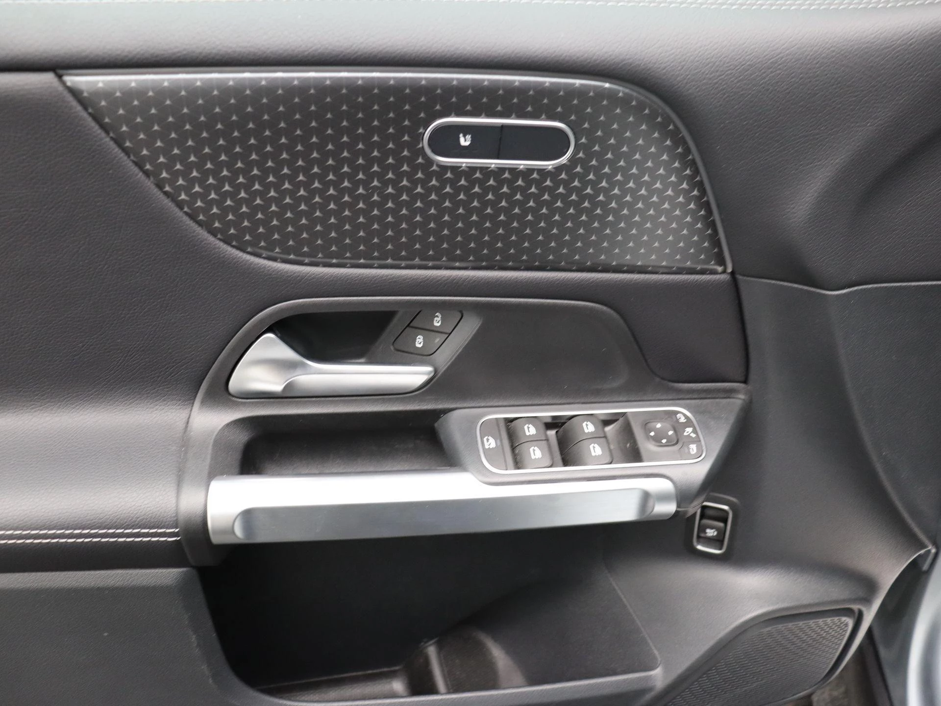 Mercedes-Benz GLB 180 Luxury Line + CARPLAY + TREKHAAK + NIGHTPAKKET +