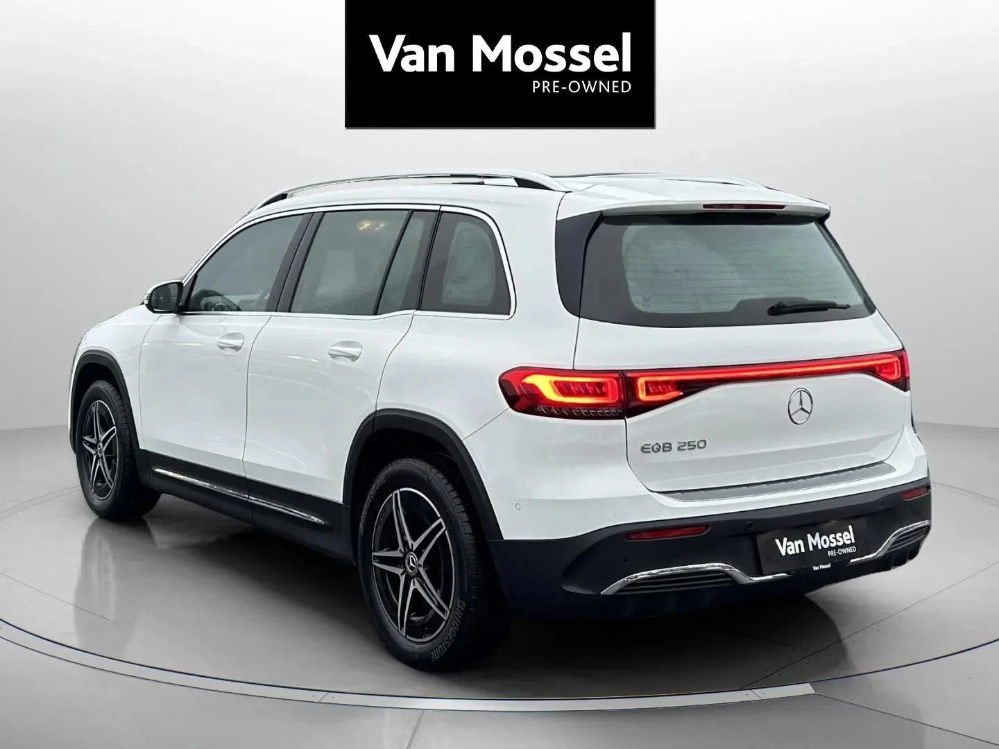 Mercedes-Benz-EQB-image-6