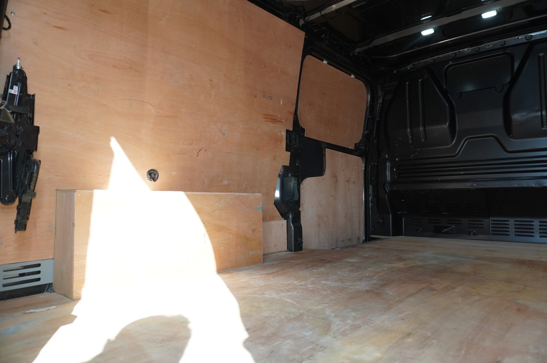 Volkswagen-Transporter-image-14