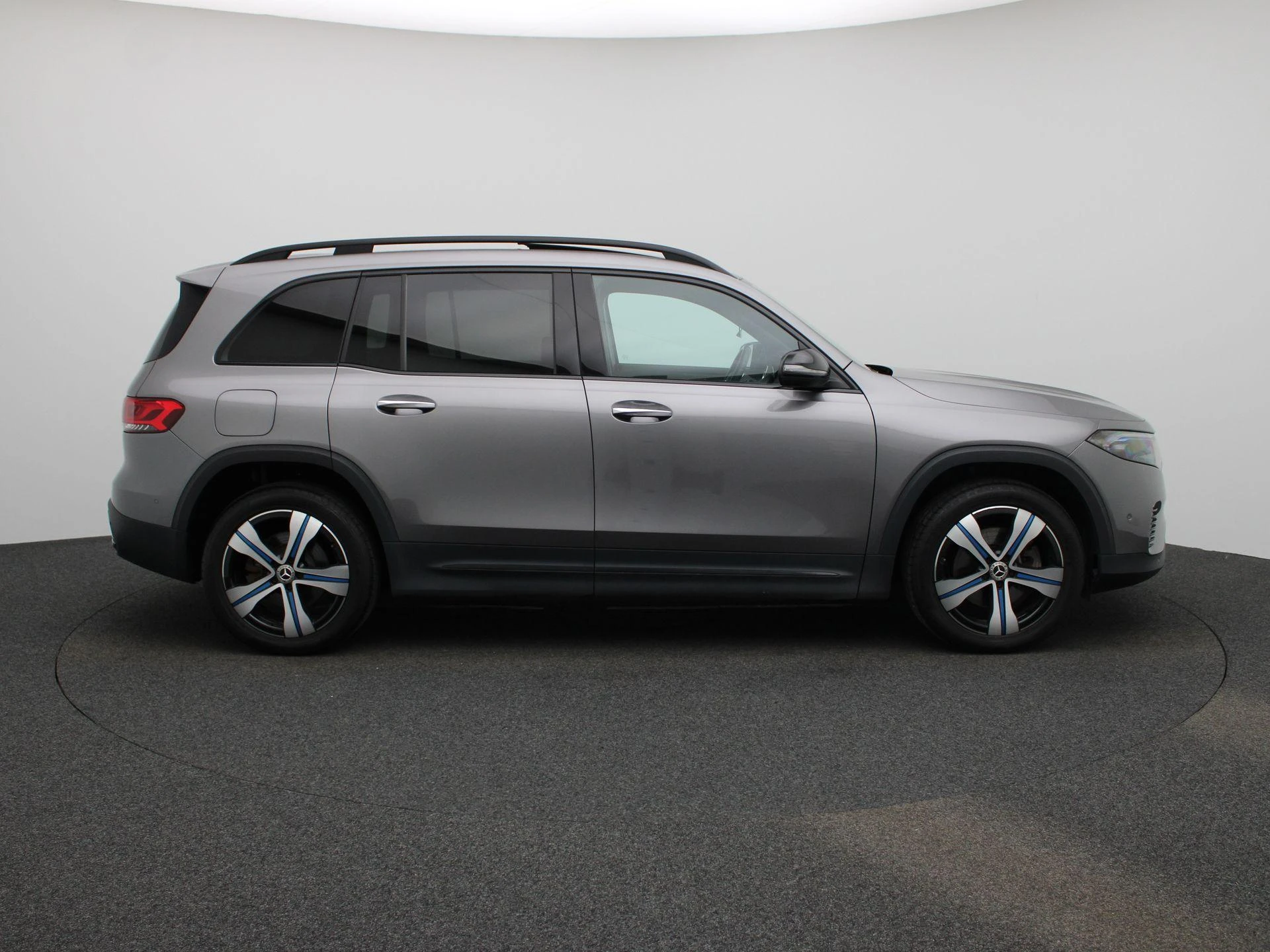 Mercedes-Benz-EQB-image-5