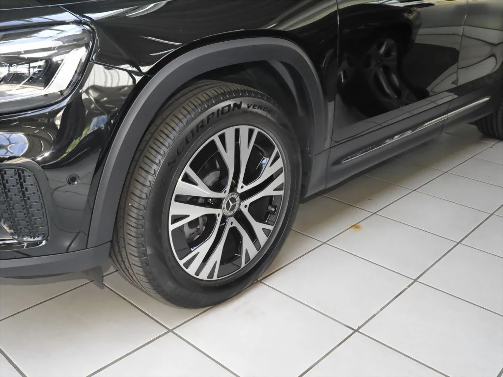 Mercedes-Benz-GLB 200 d-image-6