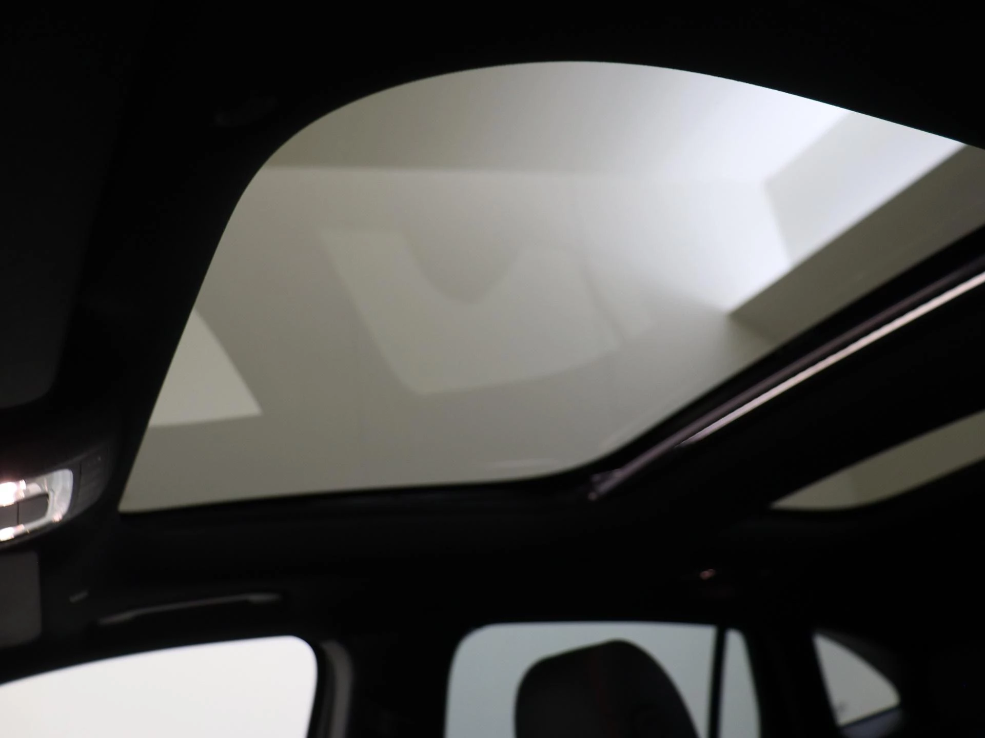 Mercedes-Benz-GLA-image-28