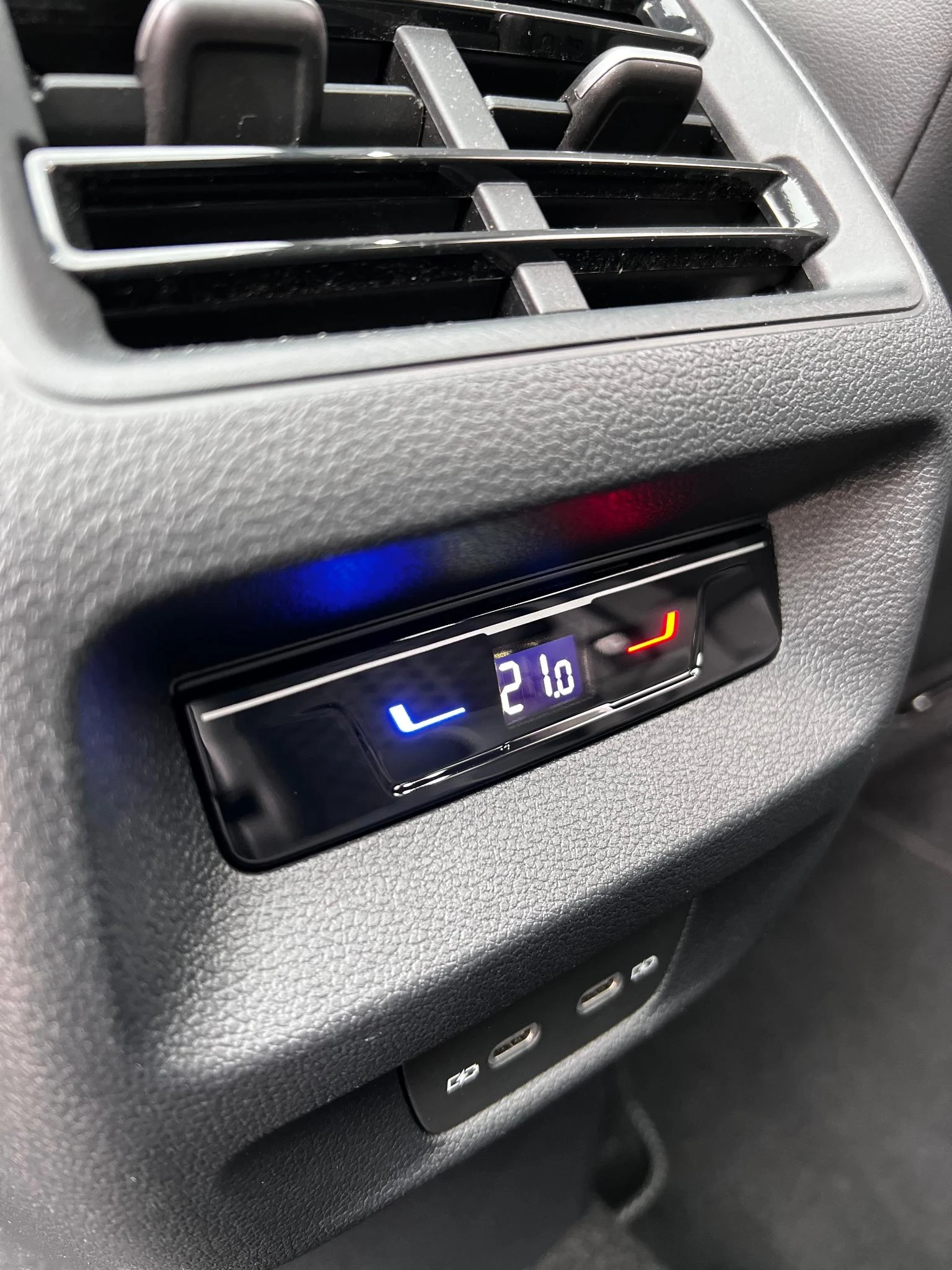 Volkswagen-Tiguan-image-24