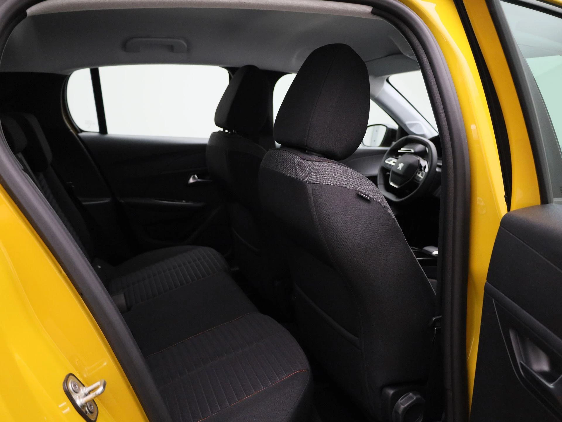 Peugeot-e-208-image-34
