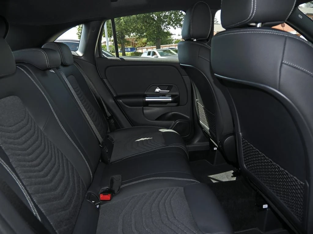 Mercedes-Benz-GLA 200 d-image-14