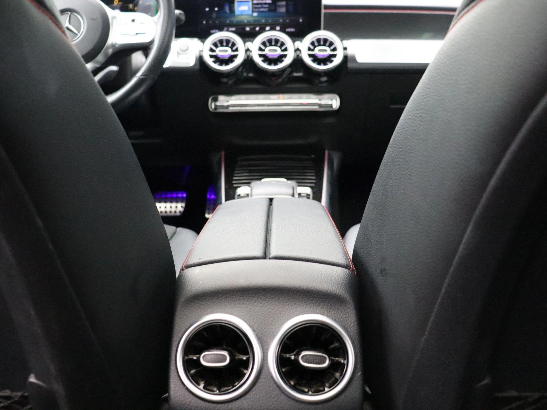 Mercedes-Benz-GLB-image-24