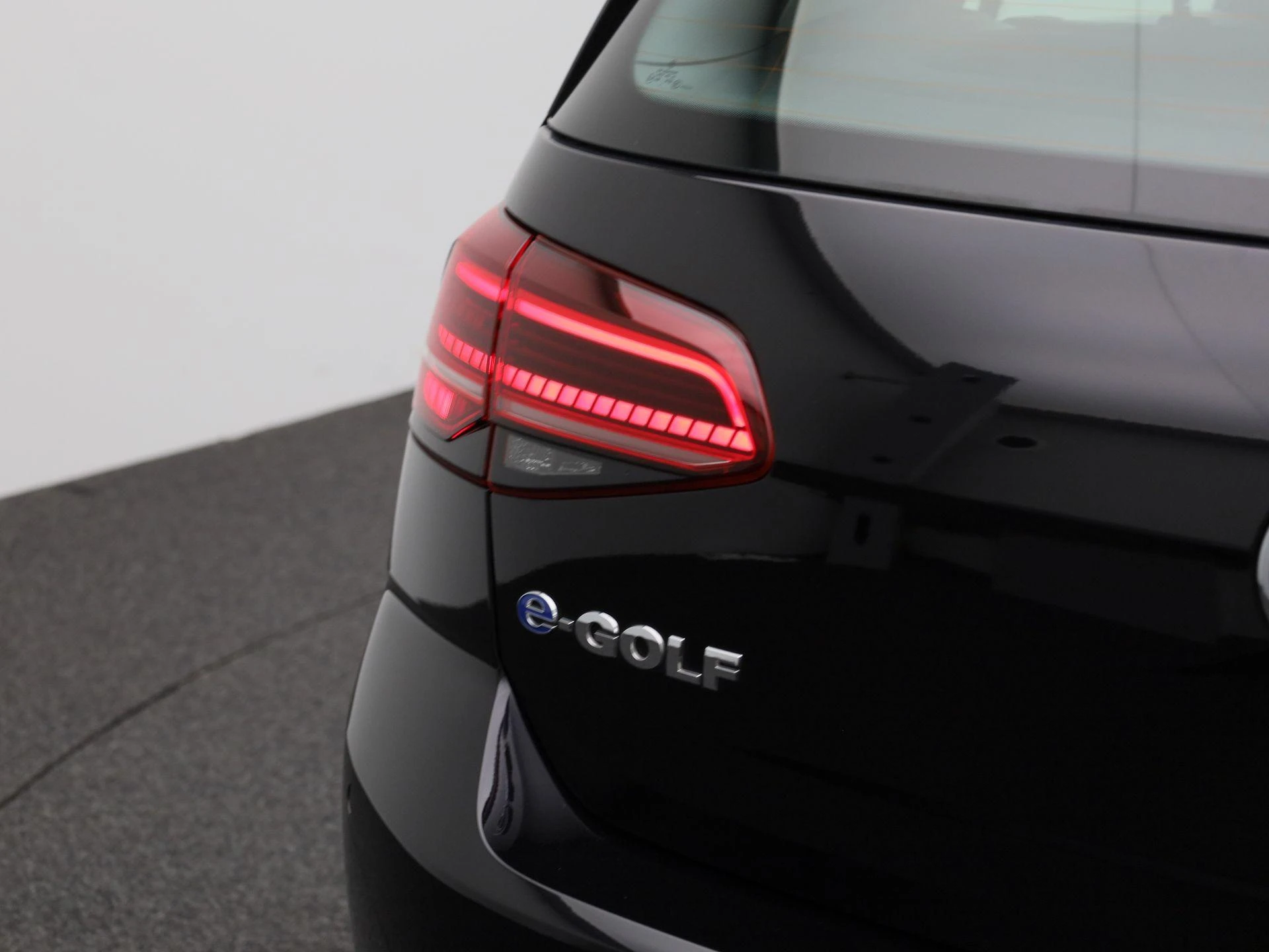 Volkswagen-e-Golf-image-36