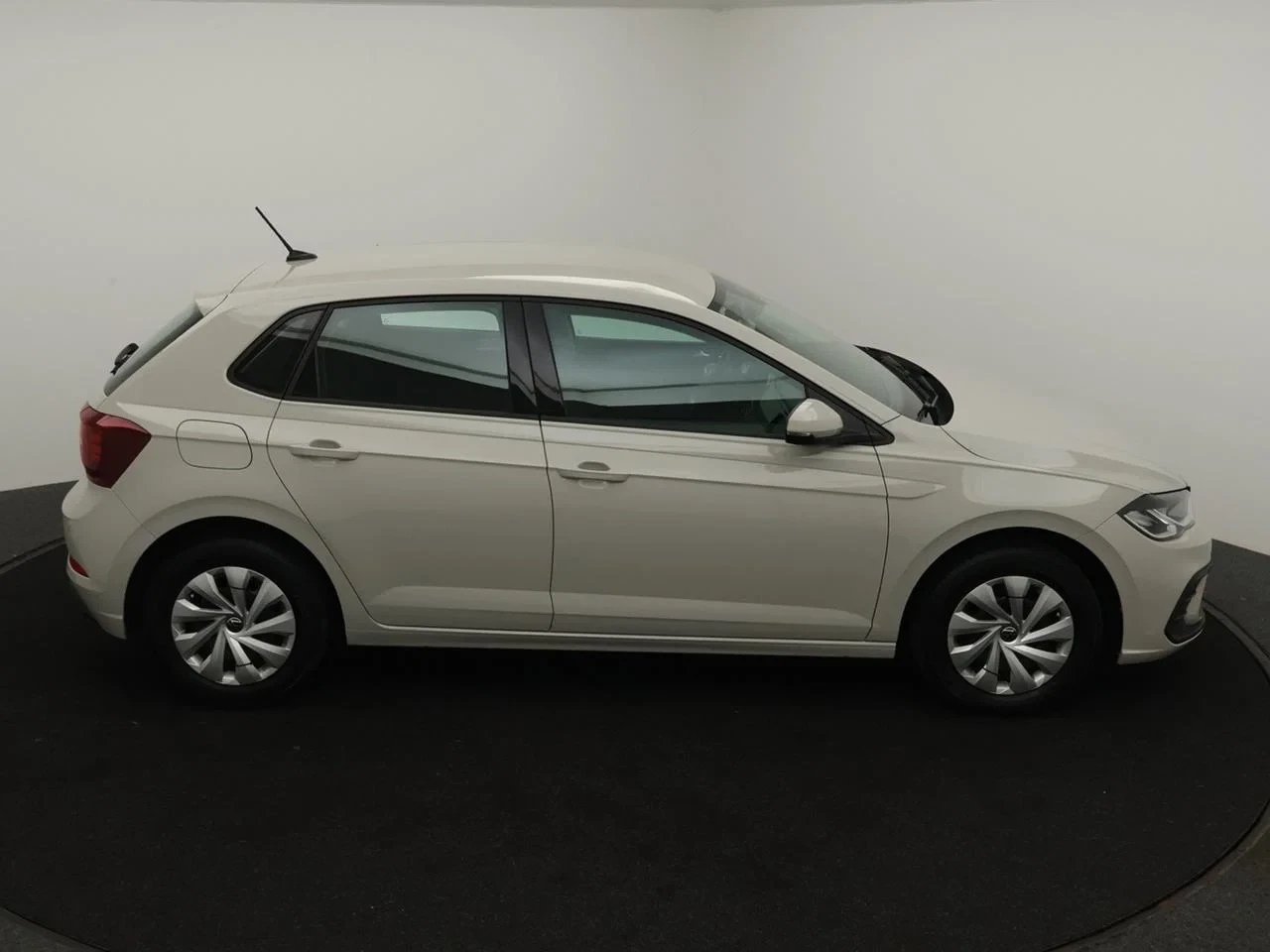 Volkswagen-Polo-image-2