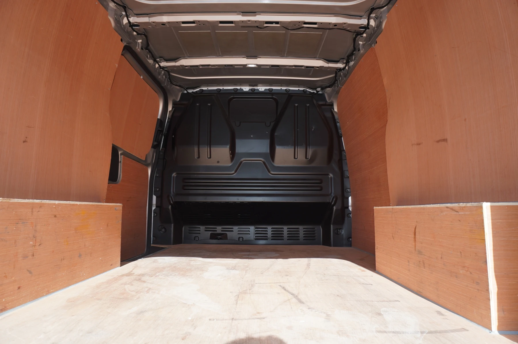 Volkswagen-Transporter-image-14