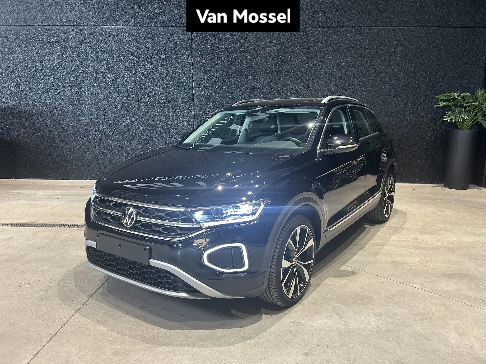 Volkswagen-T-Roc-image-0