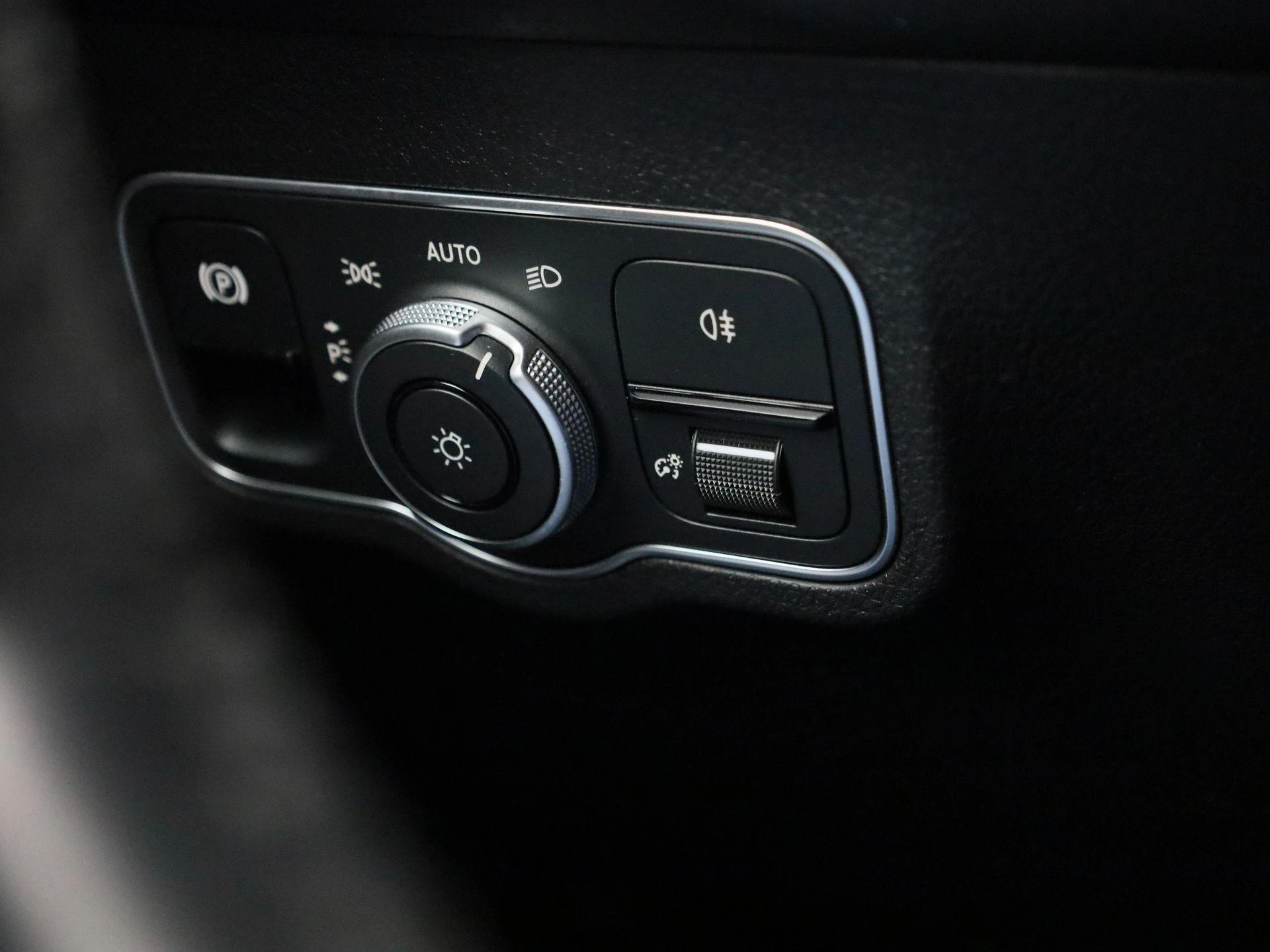 Mercedes-Benz-EQB-image-21