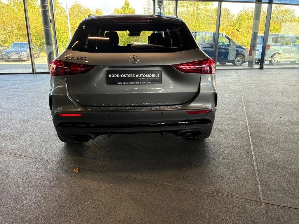 Mercedes-Benz-GLA 200-image-21