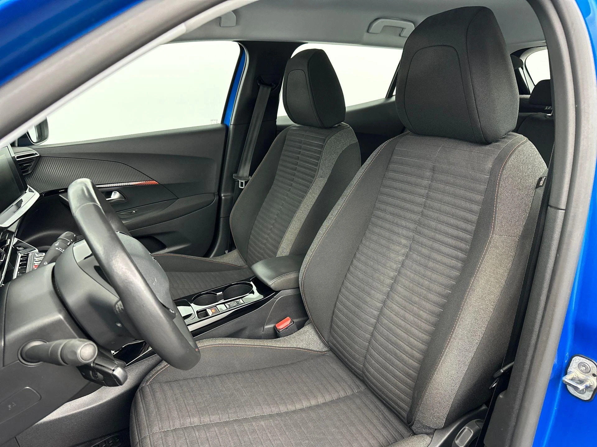 Peugeot-e-2008-image-23