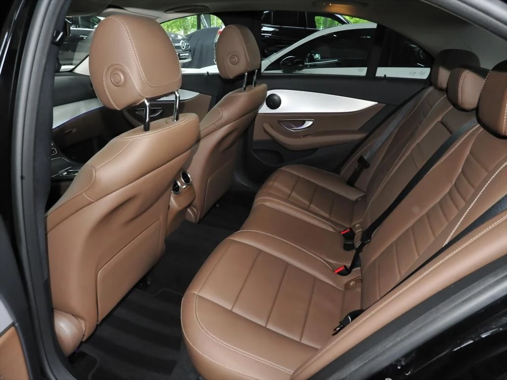 Mercedes-Benz-E-Klasse 450-image-12