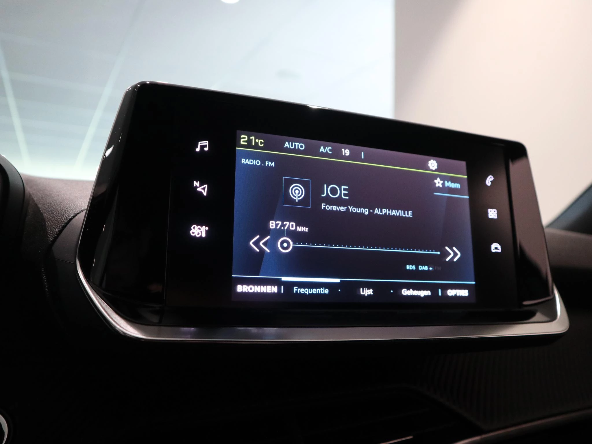 Peugeot-e-2008-image-12