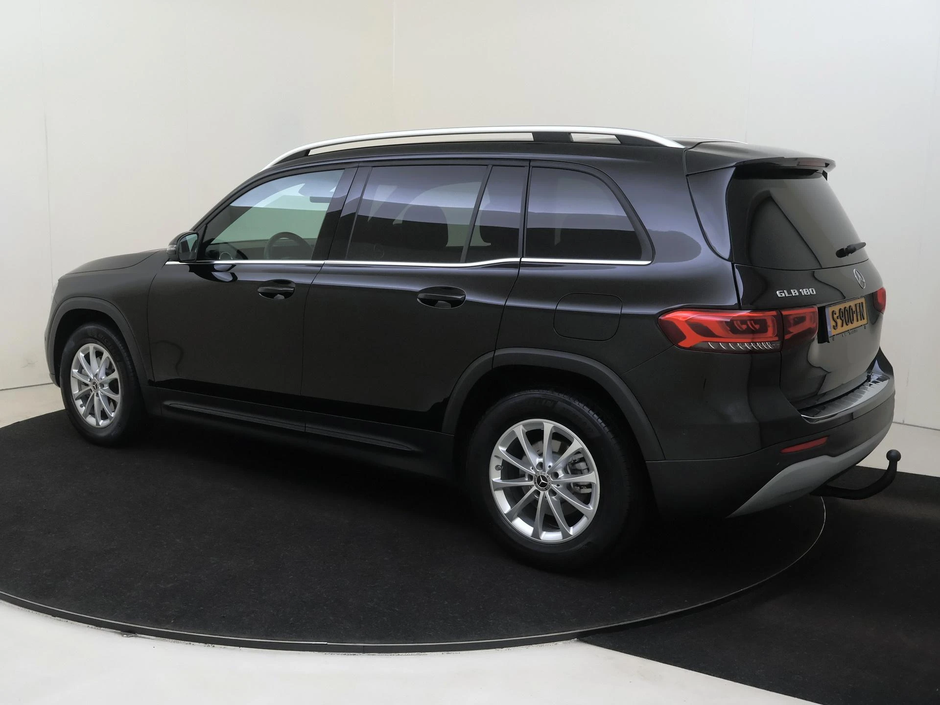 Mercedes-Benz-GLB-image-2