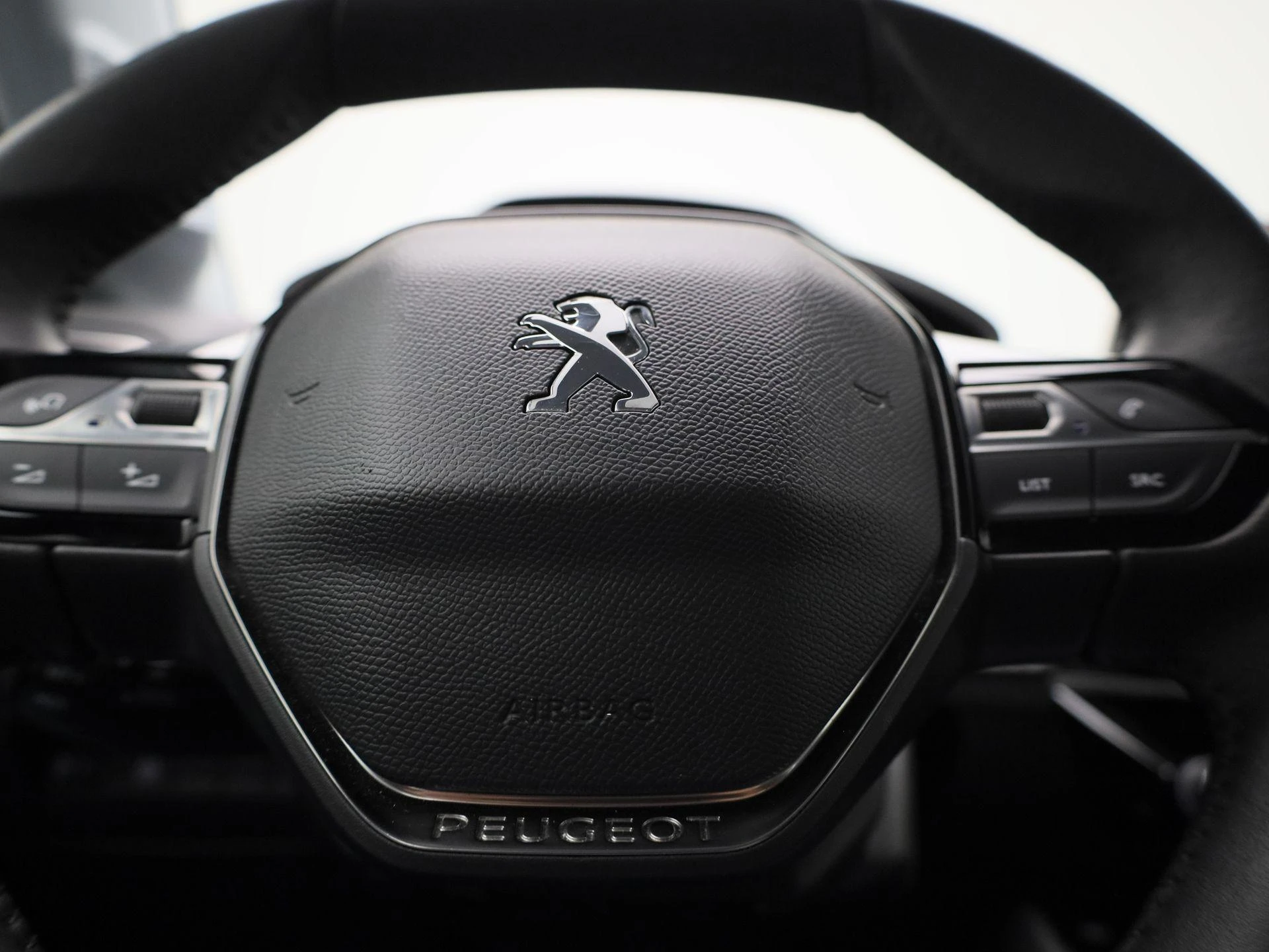 Peugeot-e-208-image-30