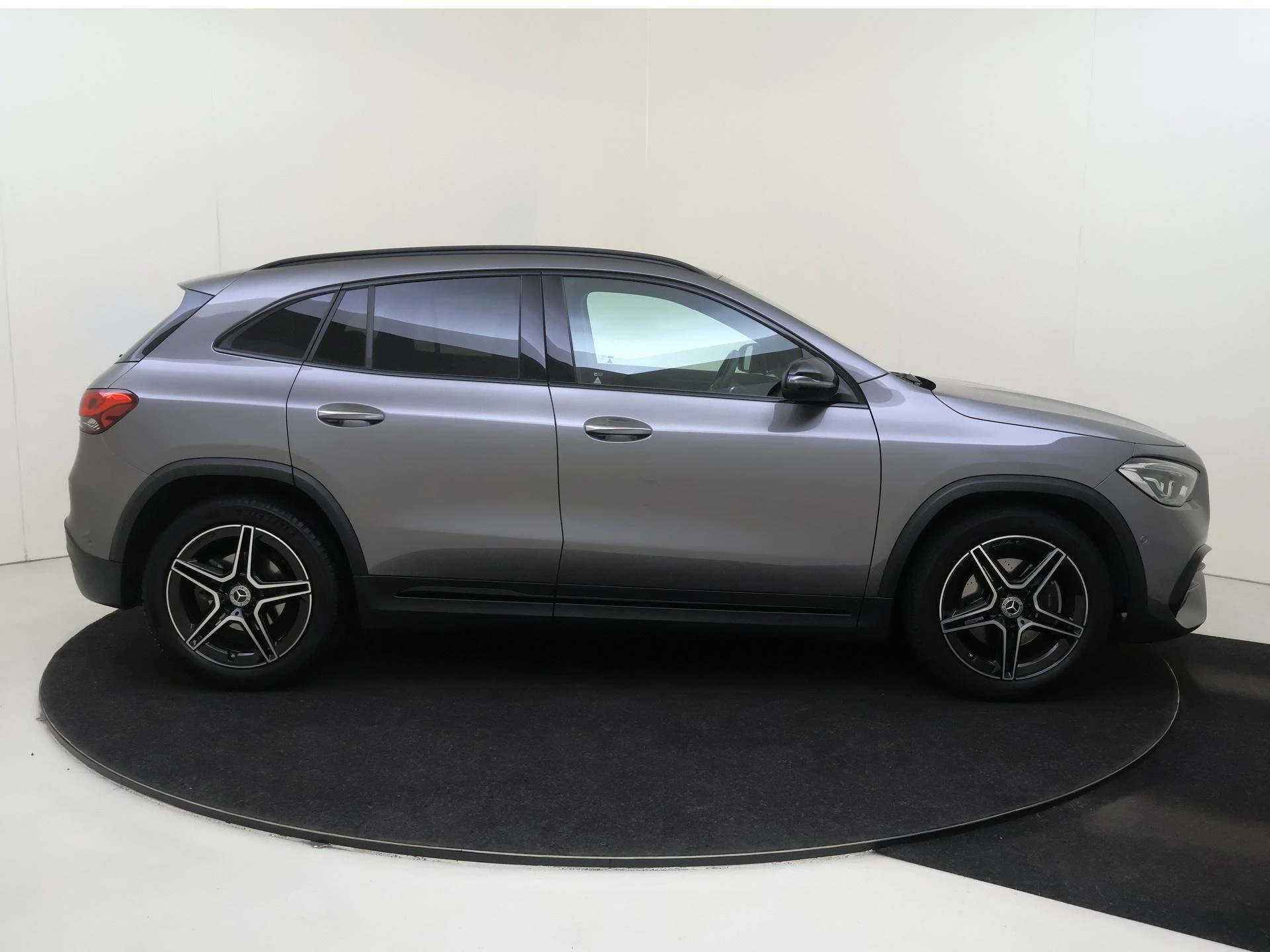 Mercedes-Benz-GLA-image-8