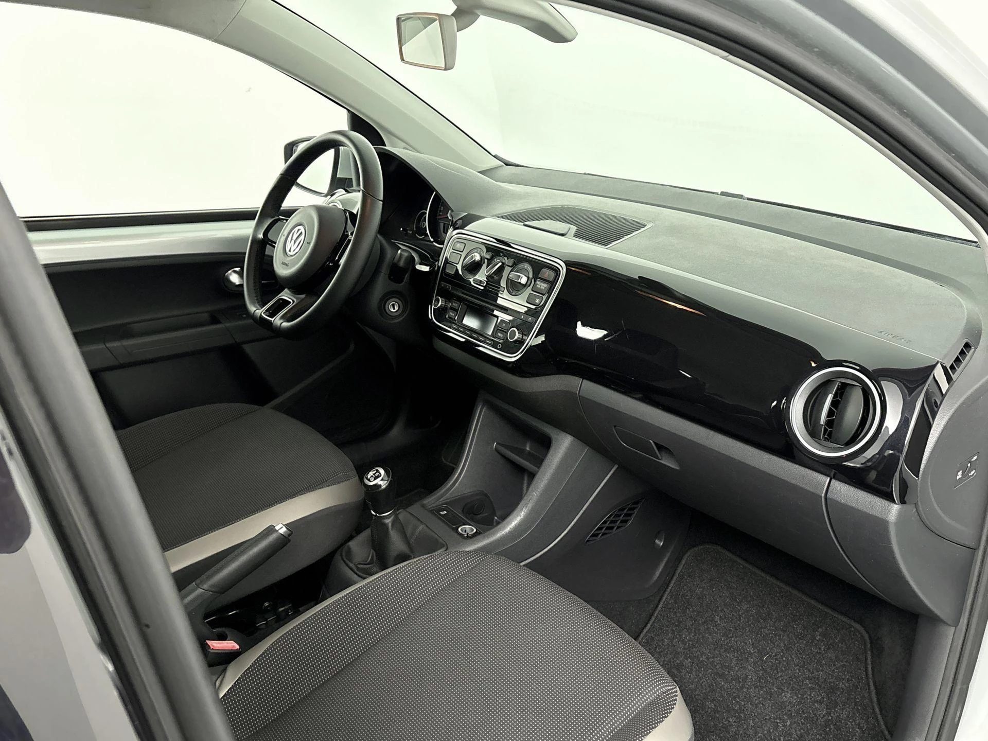 Volkswagen-up!-image-10