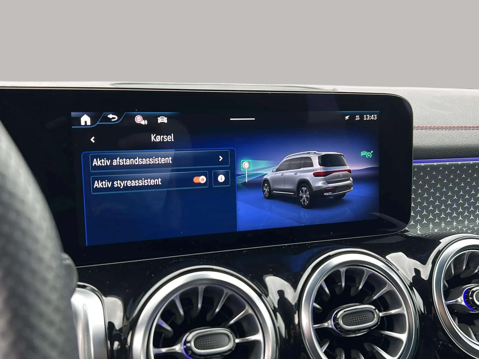 Mercedes-Benz-EQB-image-17