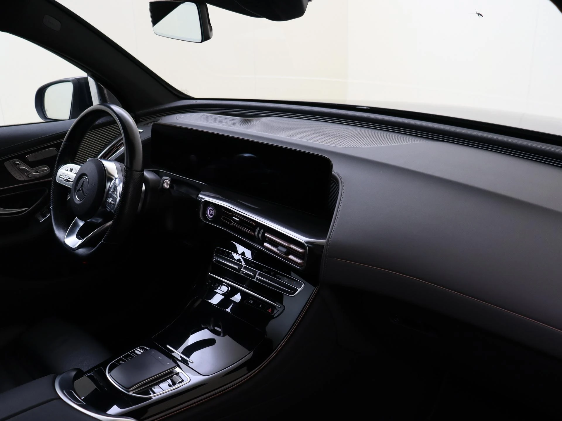 Mercedes-Benz-EQC-image-4