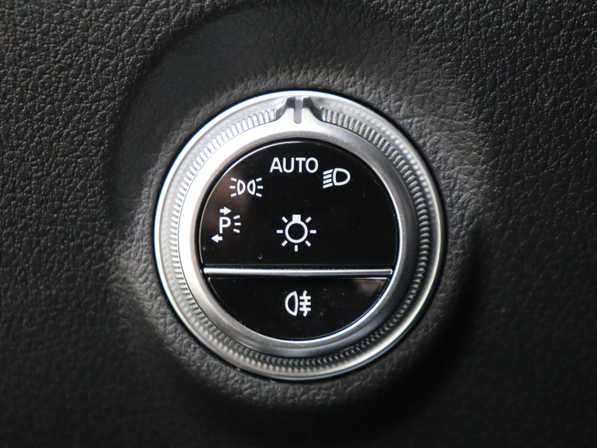 Mercedes-Benz-C-Klasse-image-23