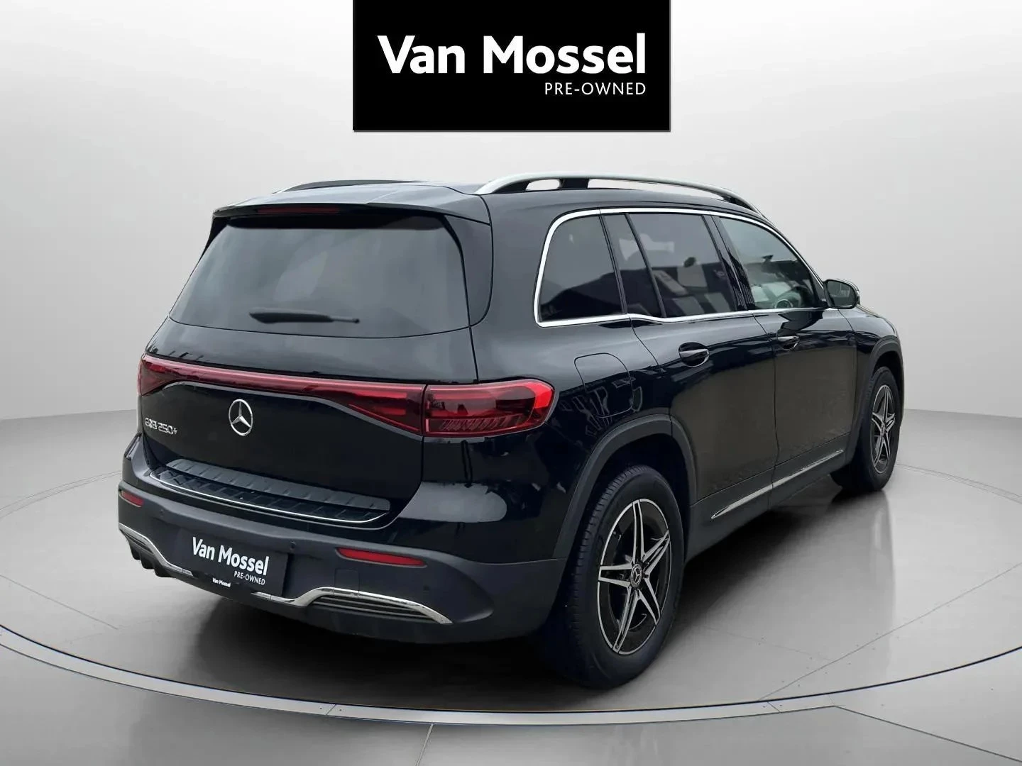 Mercedes-Benz-EQB-image-4