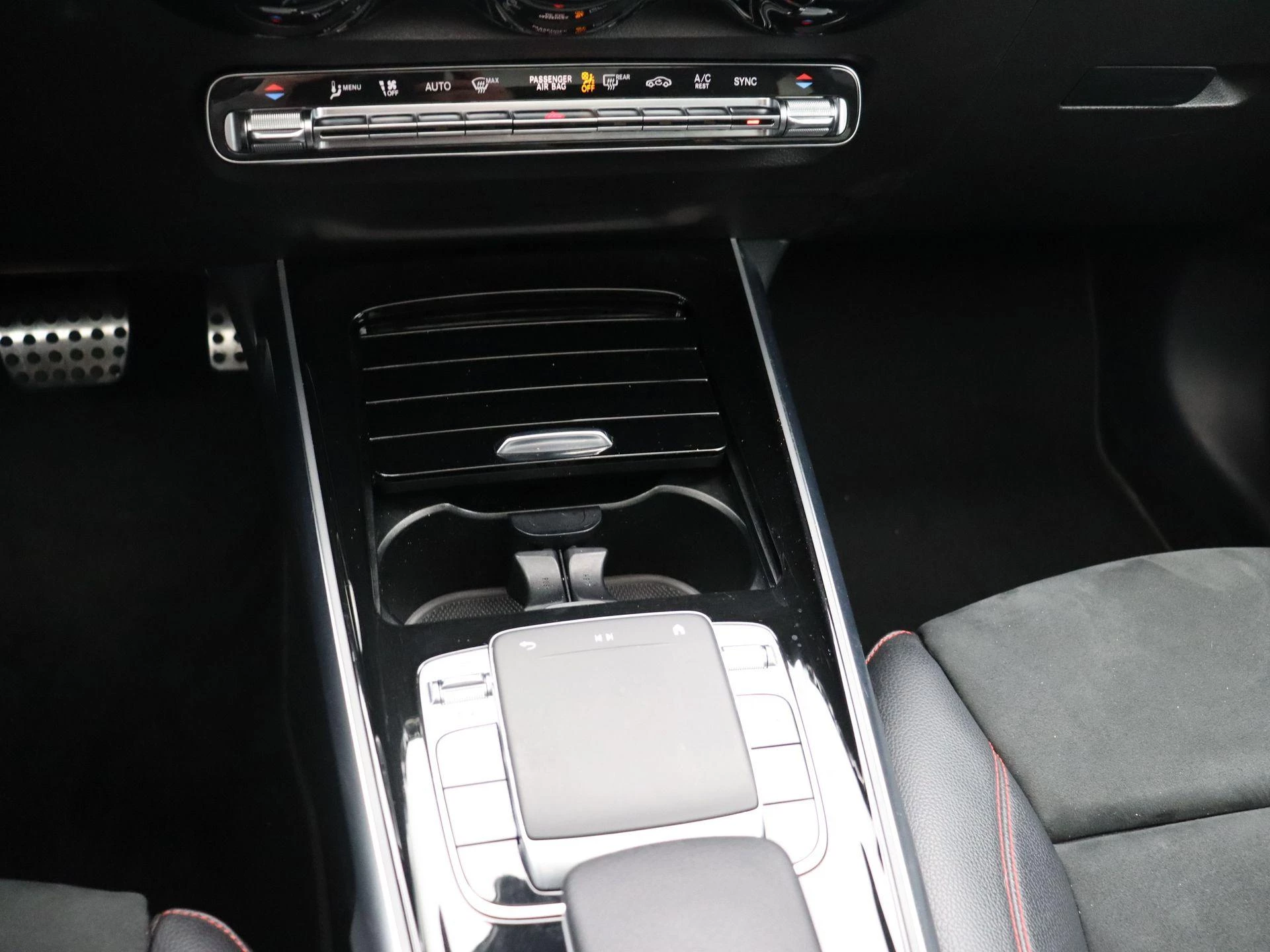 Mercedes-Benz-GLB-image-11